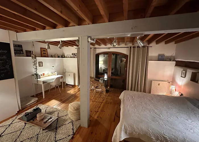 Les Deux Chambres Au Dessus De La Colline