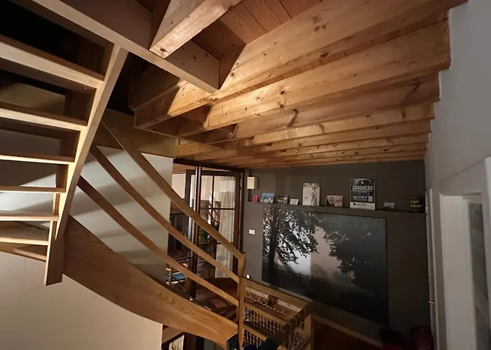 Les Deux Chambres Au Dessus De La Colline